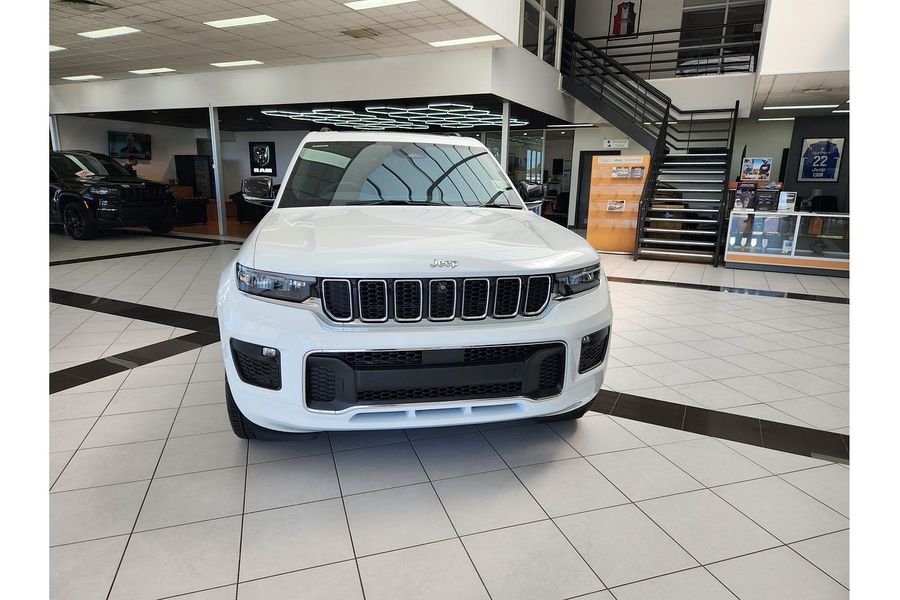 2023 Jeep Grand Cherokee Overland WL Photo 2