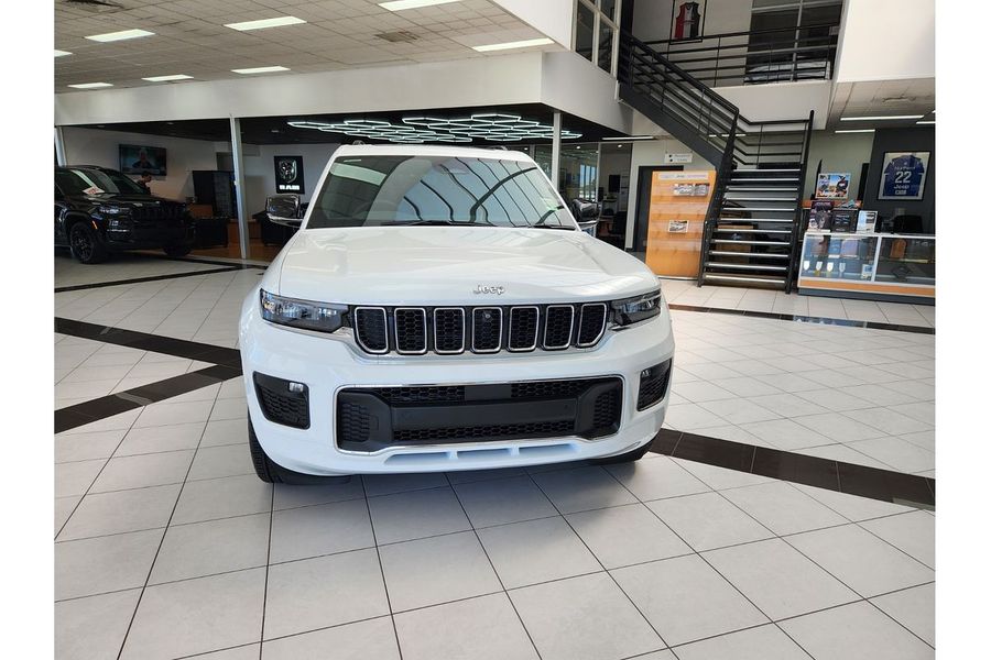 2023 Jeep Grand Cherokee Overland WL Photo 2