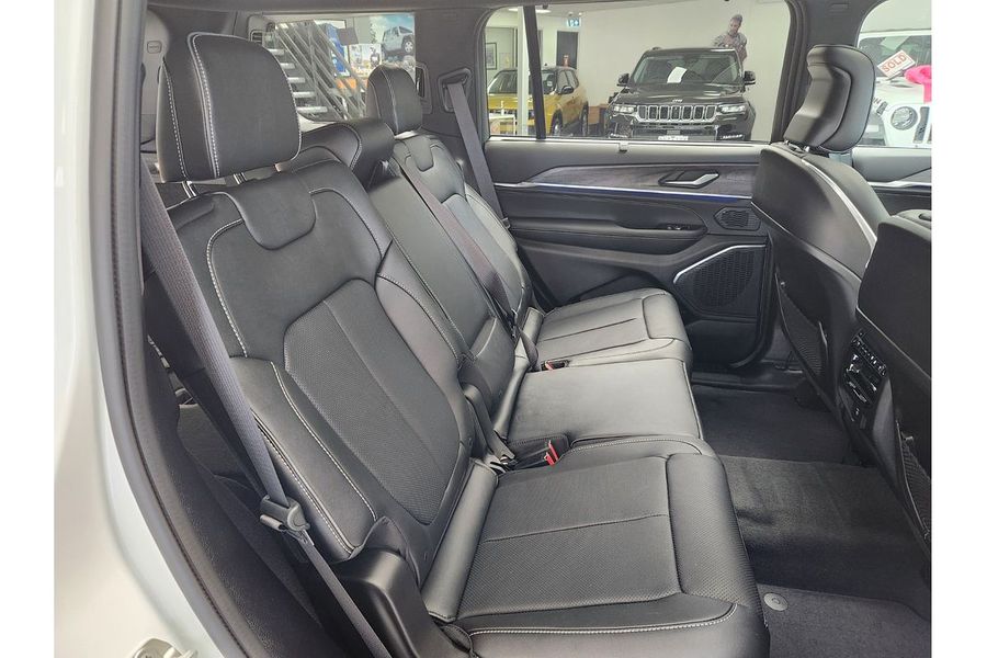 2023 Jeep Grand Cherokee Overland WL Photo 11
