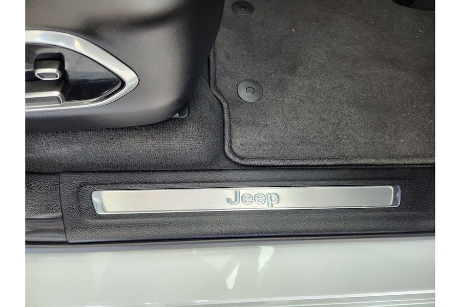 2023 Jeep Grand Cherokee Overland WL Photo 27
